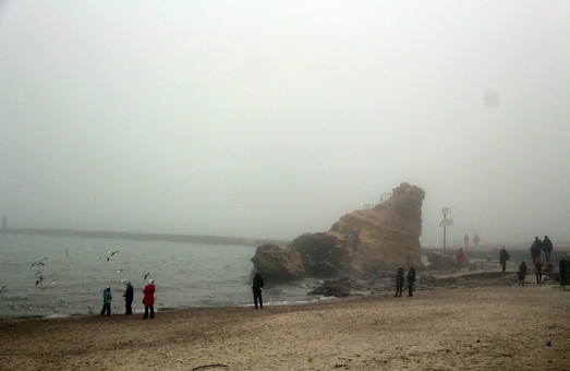Одесское побережье целый день укрывает туман (ФОТО)