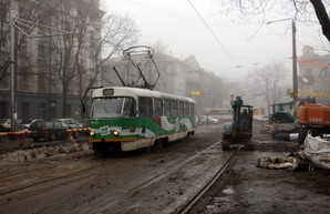 Ремонт теплотрассы спровоцировал пробки в Одессе около Куликова поля (ФОТО)