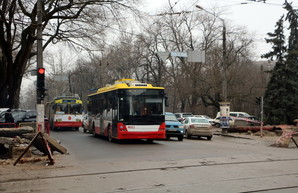 Одесские автобусы снова меняют маршруты из-за ремонта теплотрассы на Канатной