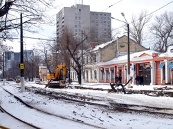 Теплотрассу на улице Канатной в Одессе ремонтируют даже в снег и мороз (ФОТО)