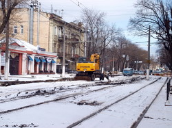 Теплотрассу на улице Канатной в Одессе ремонтируют даже в снег и мороз (ФОТО)