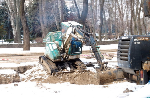 Теплотрассу на улице Канатной в Одессе ремонтируют даже в снег и мороз (ФОТО)