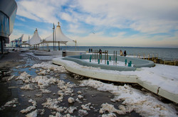 Море у берегов Одессы успокоилось: люди вышли гулять на Ланжерон (ФОТО)