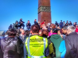 В Одессе пророссийские активисты провели акцию на Аллее Славы (ФОТО, ВИДЕО)