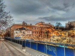 Апокалиптический пейзаж в центре Одессы: как сносят Чайную фабрику (ФОТО)