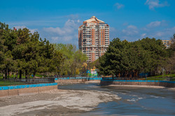 Как чистят пруды в Одесском парке Победы (ФОТО)