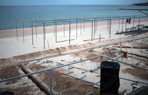 На одесском пляже начинают возводить фундамент летней площадки (ФОТО, обновлено)