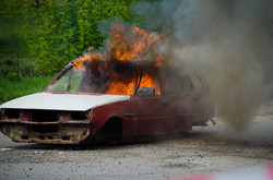 Учения: на трассе Одесса-Киев сожгли старый "Опель" (ФОТО)