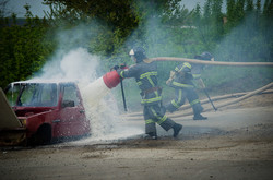 Учения: на трассе Одесса-Киев сожгли старый "Опель" (ФОТО)