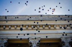 В Одессе на Куликовом поле запустили траурные шарики (ФОТО)