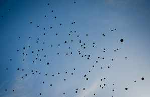 В Одессе на Куликовом поле запустили траурные шарики (ФОТО)
