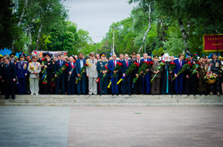 В Одессе на Аллее Славы возложили цветы к памятнику Неизвестному Матросу (ФОТО)
