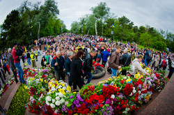 В Одессе на Аллее Славы возложили цветы к памятнику Неизвестному Матросу (ФОТО)