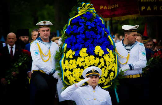 В Одессе на Аллее Славы возложили цветы к памятнику Неизвестному Матросу (ФОТО)