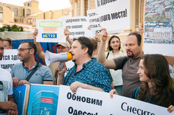 Одесситы шуточно митинговали за снос Оперного театра (ФОТО)