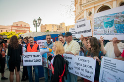 Одесситы шуточно митинговали за снос Оперного театра (ФОТО)