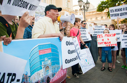 Одесситы шуточно митинговали за снос Оперного театра (ФОТО)