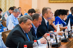 Сессия одесского горсовета: как депутаты обнимаются, смотрят в телефоны и фотографируются (ФОТО)