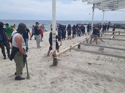 В Одессе активисты снесли пляжный нахалстрой на 10-й станции Фонтана (ФОТО)