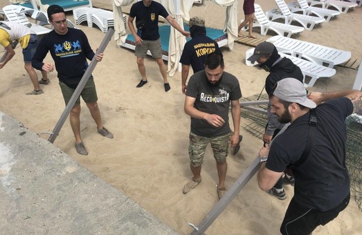 Активисты снесли забор на одесском пляже Отрада (ФОТО)