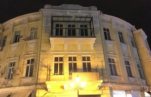 Ещё один одесский памятник архитектуры "украшают" балконом  (ФОТО)
