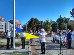 В Одессе торжественно подняли флаг Украины около облсовета (ФОТО, ВИДЕО)