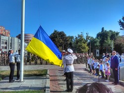 В Одессе торжественно подняли флаг Украины около облсовета (ФОТО, ВИДЕО)