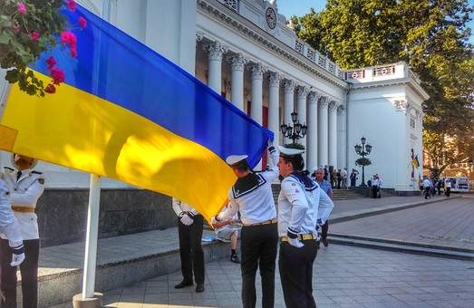 В Одессе на Думской подняли флаг Украины: Труханов произнес речь на украинском языке (ФОТО, ВИДЕО)