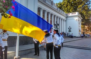 В Одессе на Думской подняли флаг Украины: Труханов произнес речь на украинском языке (ФОТО, ВИДЕО)