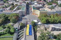 В Одессе развернули гигантский флаг Украины на Потемкинской лестнице (ВИДЕО)