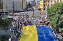 В Одессе развернули гигантский флаг Украины на Потемкинской лестнице (ВИДЕО)