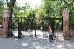На ограде «пушечного забора» одесского артучилища установлены ворота (ФОТО)
