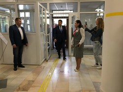 Гройсман в Одессе осмотрел новый центр админуслуг (ФОТО)