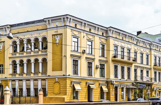 В Одессе на крыше дома напротив школы Столярского возводят нахалстрой (ФОТО, ВИДЕО)