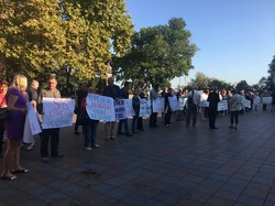 Одесситы вышли на митинг против уничтожения санатория "Молдова" (ФОТО)