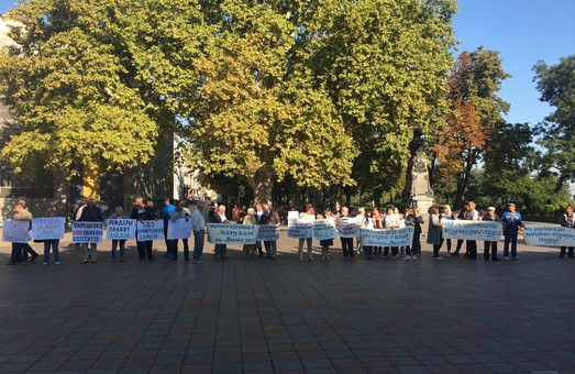 Одесситы вышли на митинг против уничтожения санатория "Молдова" (ФОТО)