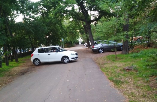 Автохамы превратили главный парк Одессы в парковку (ФОТО)