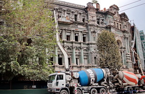 Реставрация дома Руссова: заливают бетон и ставят новые балки из металла (ФОТО, ВИДЕО)