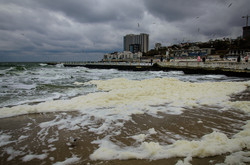 Осенний шторм в Одессе: пляжи покрыты слоем пены (ФОТО)
