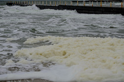 Осенний шторм в Одессе: пляжи покрыты слоем пены (ФОТО)