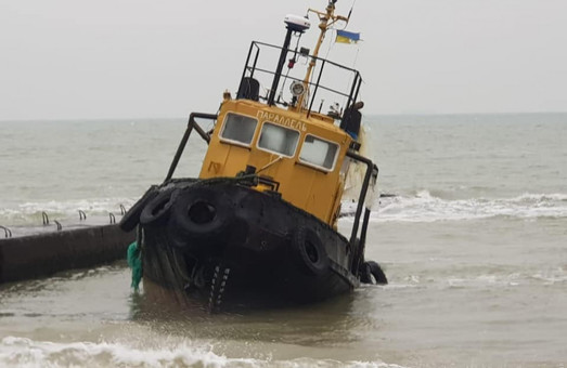 Кораблекрушение у берегов Одессы: буксир и баржу штормом выбросило на пляжи (ФОТО)
