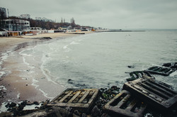 Одесские пляжи после шторма: разбитая набережная и тонны ракушек (ФОТО)