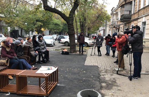 В Одессе создали зону отдыха для пешеходов на улице Жуковского