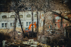 В Одессе сносят корпуса бывшего судоремонтного завода: территория уйдет под застройку (ФОТО)