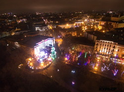 Вечерняя Одесса светится огнями новогодних украшений (ФОТО, ВИДЕО)