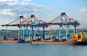 Часть металла из Мариуполя загружают на суда в порту Южный возле Одессы