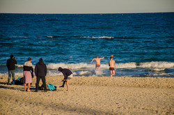 Как одесситы на пляжах Большого Фонтана устроили Крещенские купания (ФОТО)