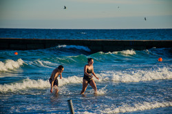 Как одесситы на пляжах Большого Фонтана устроили Крещенские купания (ФОТО)
