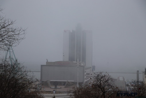 В Одессе ничего не видно из-за тумана (ФОТО, ВИДЕО)