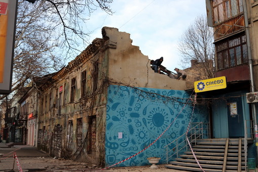 В Одессе разбирают развалины на улице Екатерининской (ФОТО)